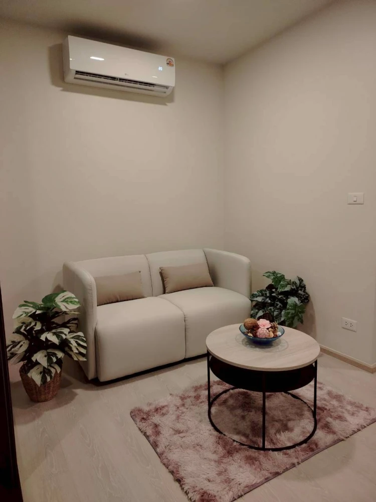 For rent: FLO By Sansiri, fully furnished 37 sq.m. unit with ample living space. Don't miss out!