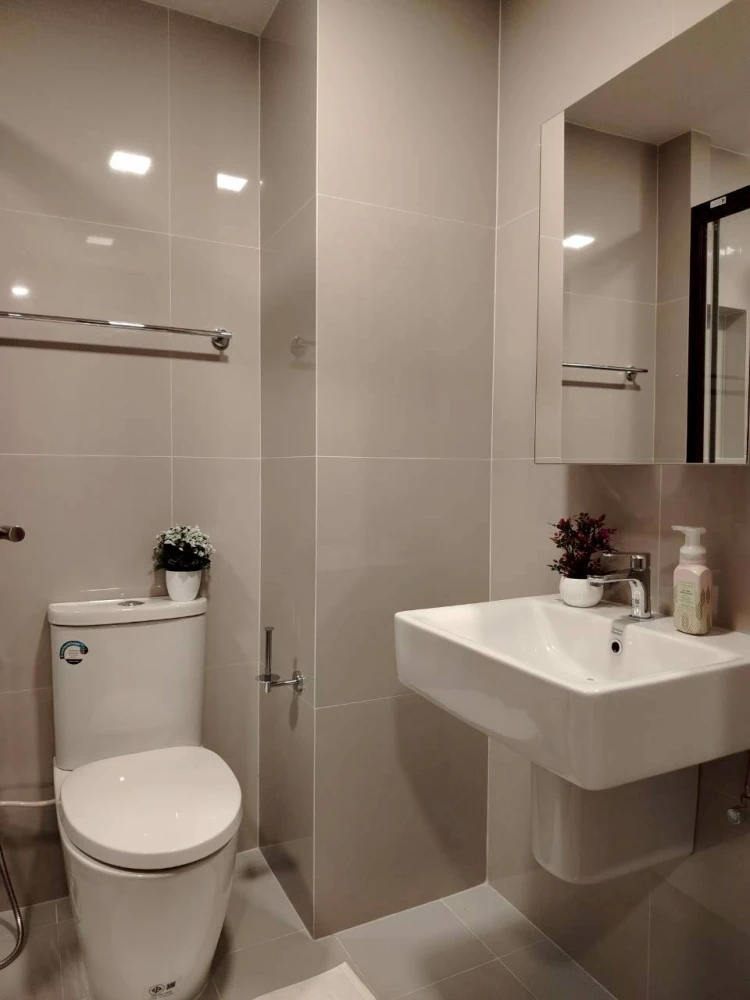 For rent: FLO By Sansiri, fully furnished 37 sq.m. unit with ample living space. Don't miss out!