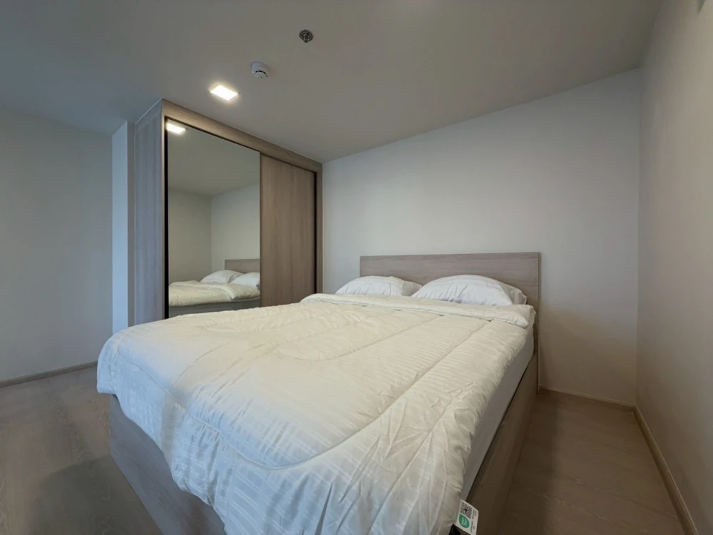 For rent: FLO by Sansiri, spacious room with high ceilings, great location, fully furnished. What are you waiting for?