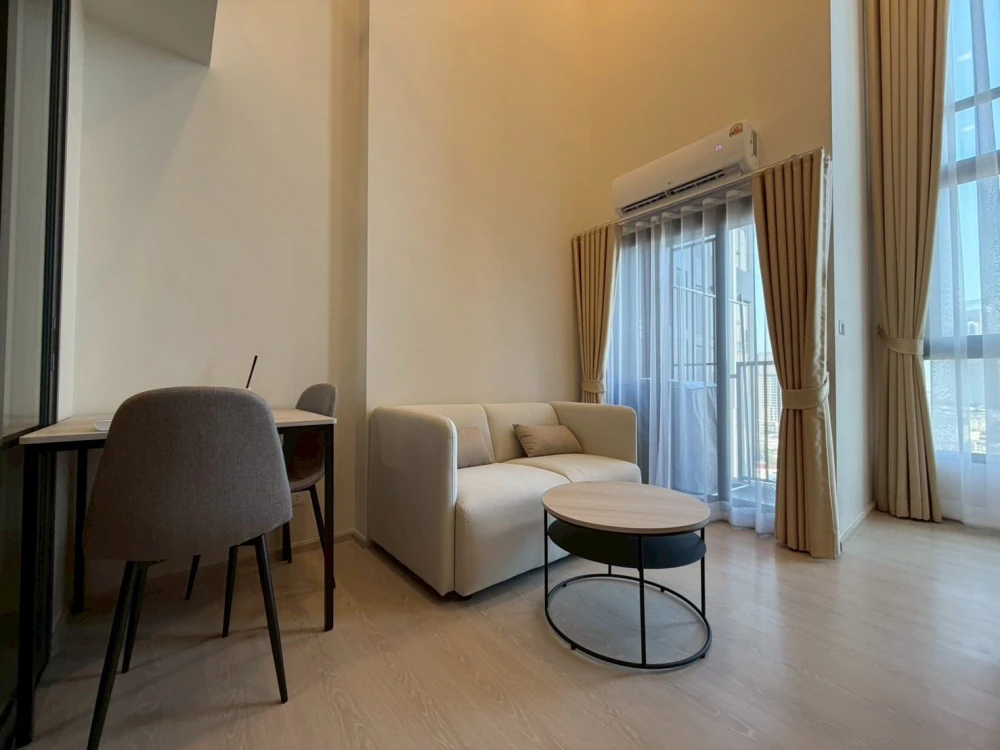 For rent: FLO by Sansiri, spacious room with high ceilings, great location, fully furnished. What are you waiting for?