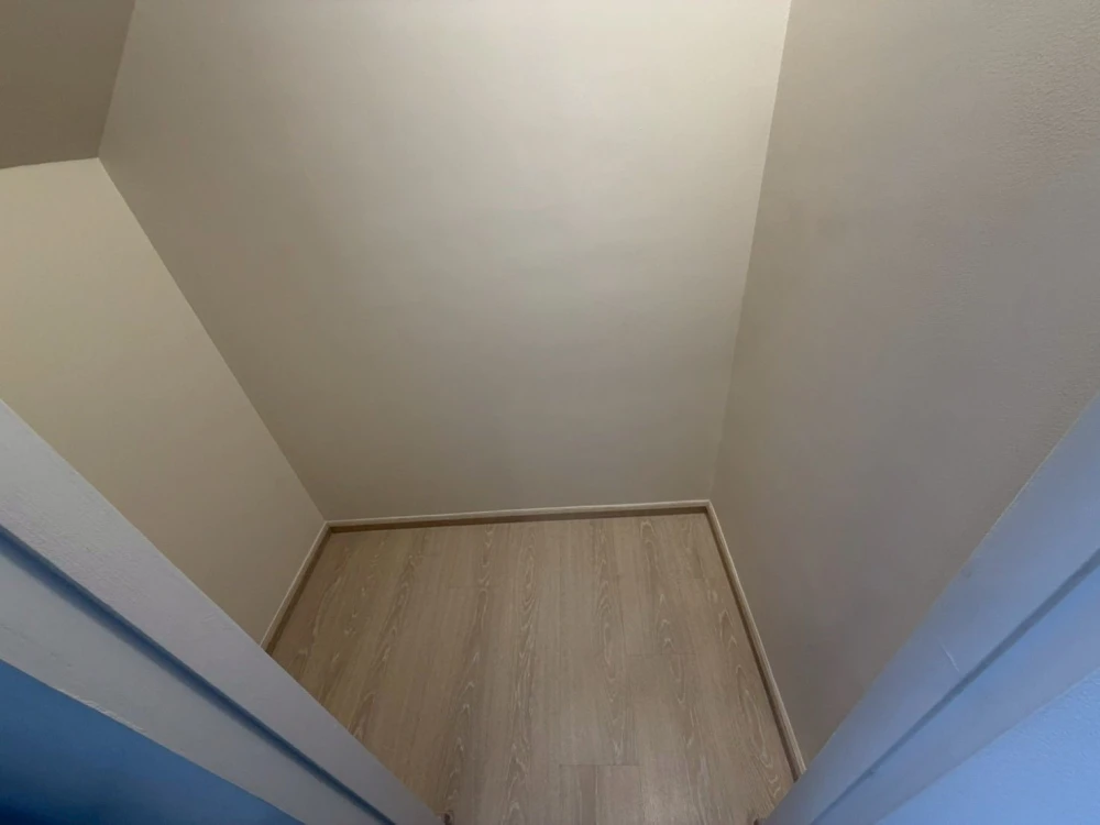 For rent: FLO by Sansiri, spacious room with high ceilings, great location, fully furnished. What are you waiting for?