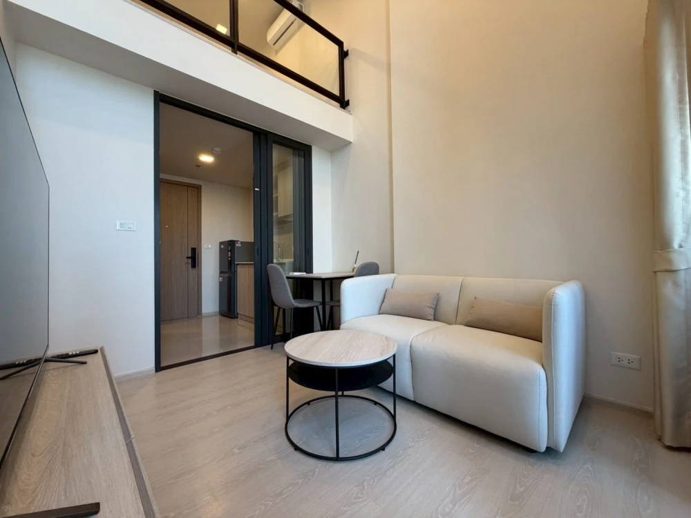 For rent: FLO by Sansiri, spacious room with high ceilings, great location, fully furnished. What are you waiting for?