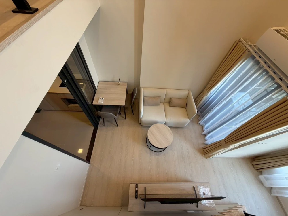 For rent: FLO by Sansiri, spacious room with high ceilings, great location, fully furnished. What are you waiting for?