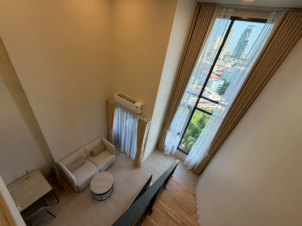 For rent: FLO by Sansiri, spacious room with high ceilings, great location, fully furnished. What are you waiting for?