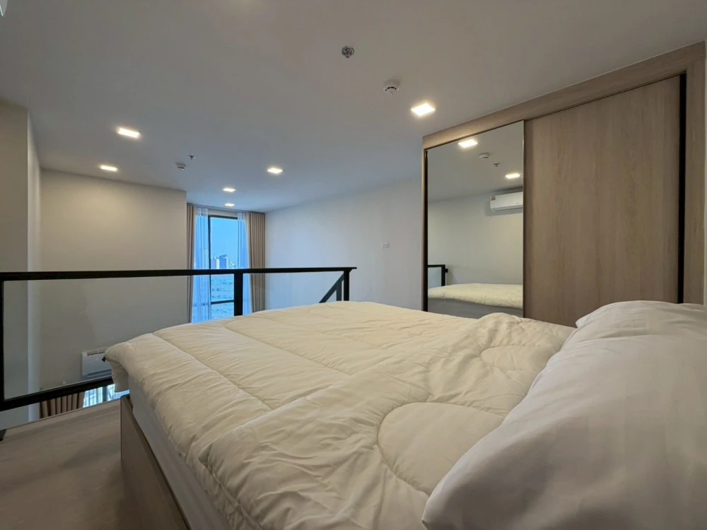 For rent: FLO by Sansiri, spacious room with high ceilings, great location, fully furnished. What are you waiting for?