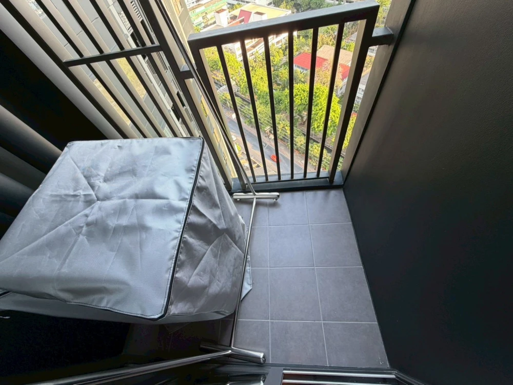 For rent: FLO by Sansiri, spacious room with high ceilings, great location, fully furnished. What are you waiting for?