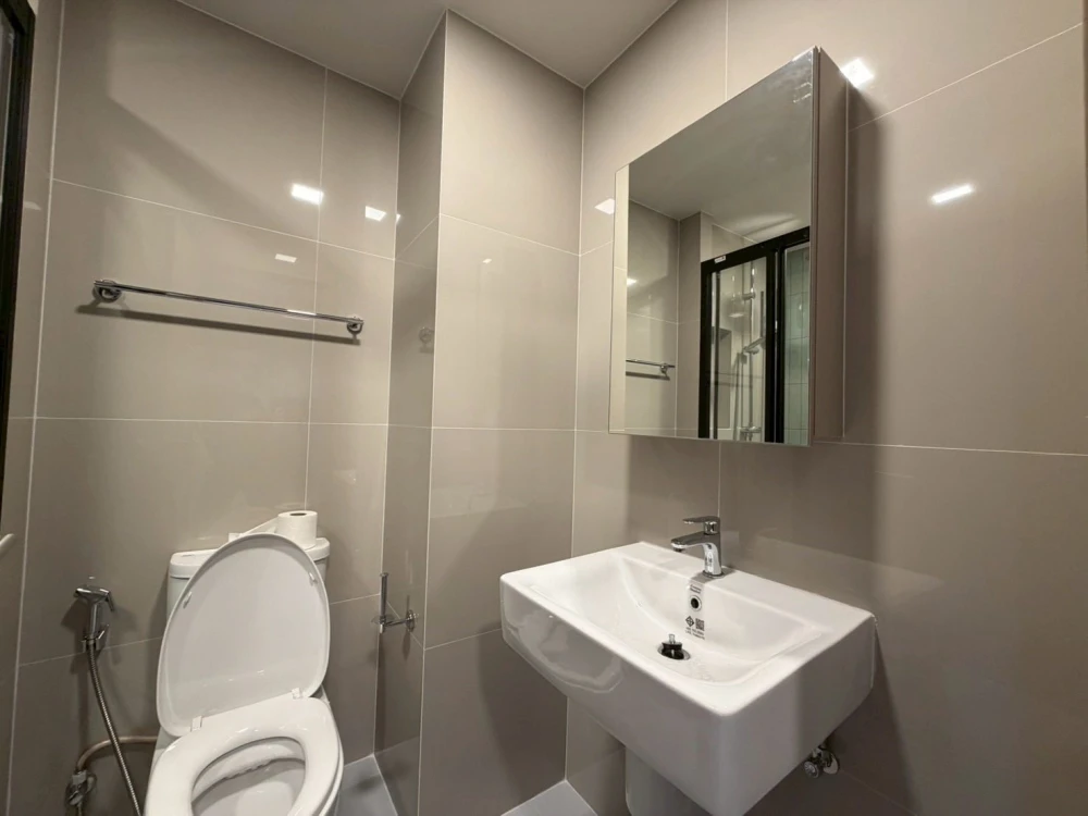 For rent: FLO by Sansiri, spacious room with high ceilings, great location, fully furnished. What are you waiting for?