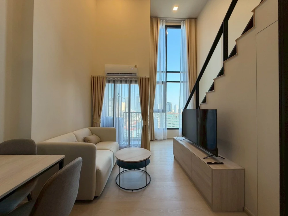 For rent: FLO by Sansiri, spacious room with high ceilings, great location, fully furnished. What are you waiting for?