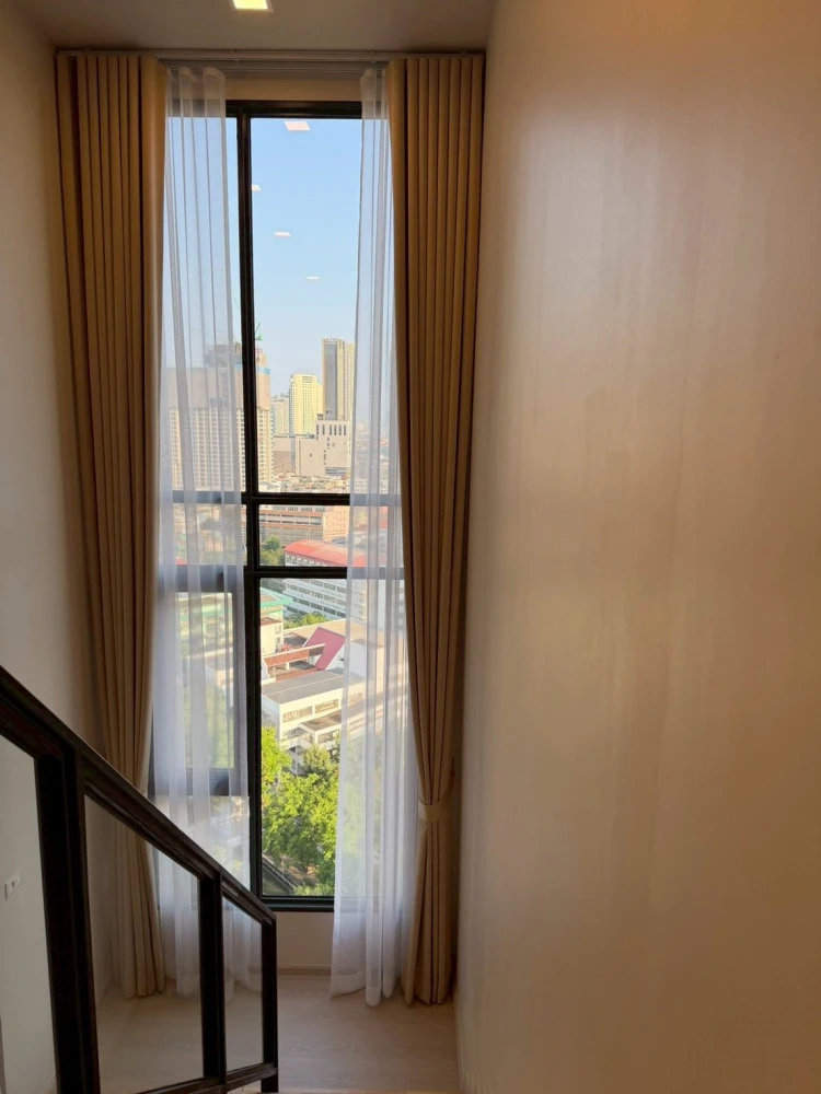 For rent: FLO by Sansiri, spacious room with high ceilings, great location, fully furnished. What are you waiting for?