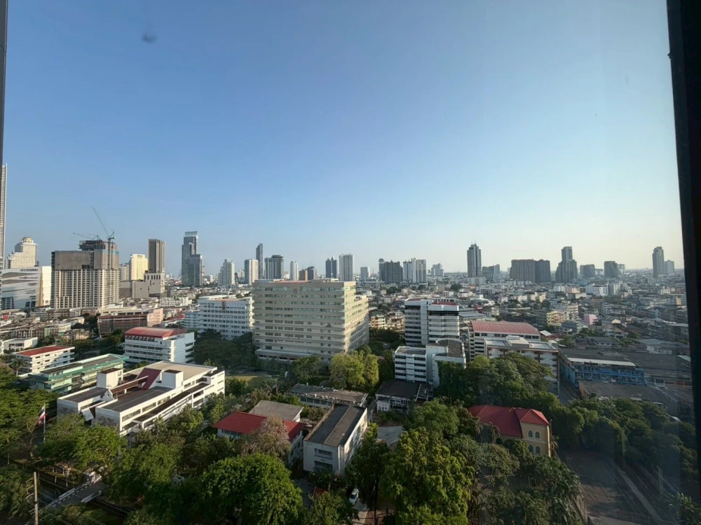 For rent: FLO by Sansiri, spacious room with high ceilings, great location, fully furnished. What are you waiting for?