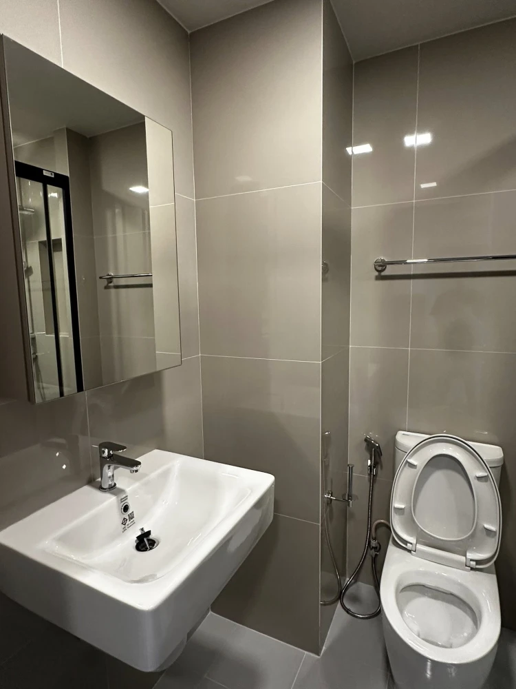 For rent: FLO by Sansiri, high floor unit, spacious and fully furnished. Book now!