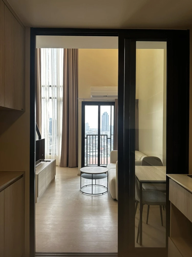 For rent: FLO by Sansiri, high floor unit, spacious and fully furnished. Book now!