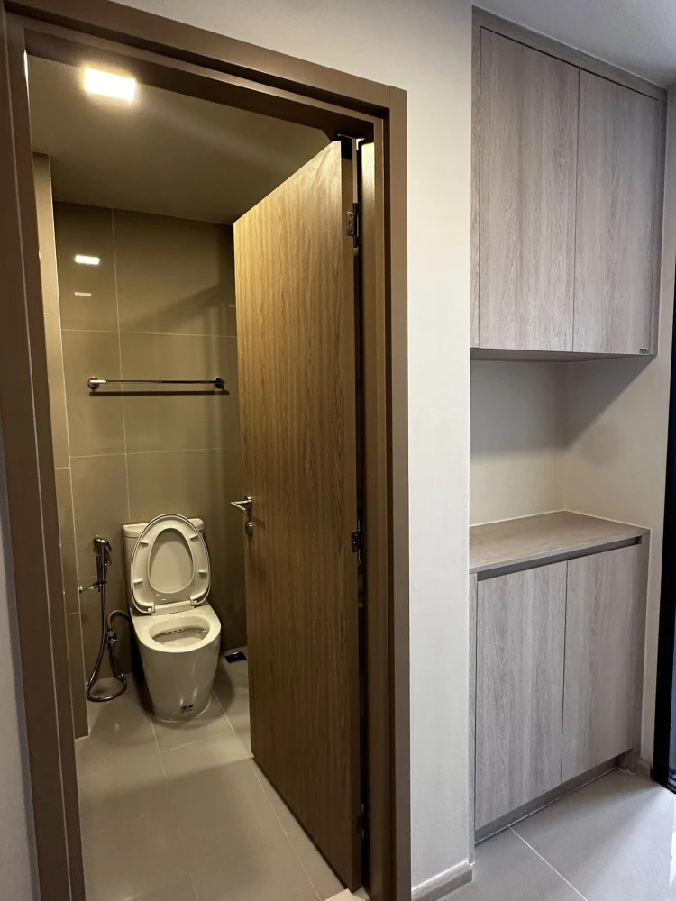 For rent: FLO by Sansiri, high floor unit, spacious and fully furnished. Book now!