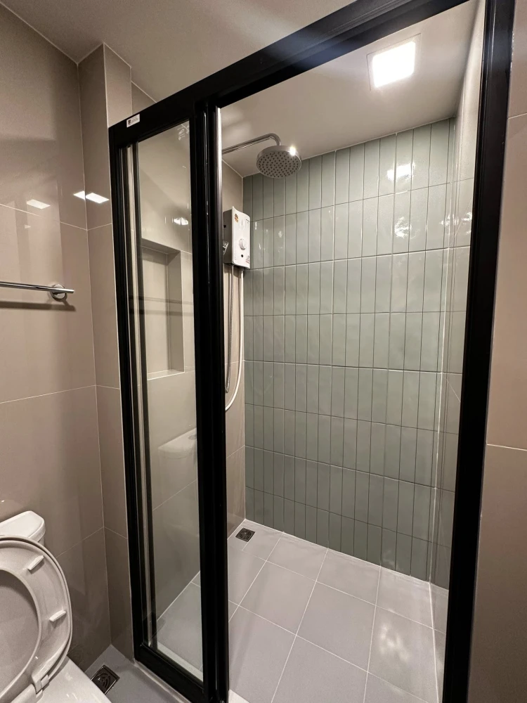 For rent: FLO by Sansiri, high floor unit, spacious and fully furnished. Book now!