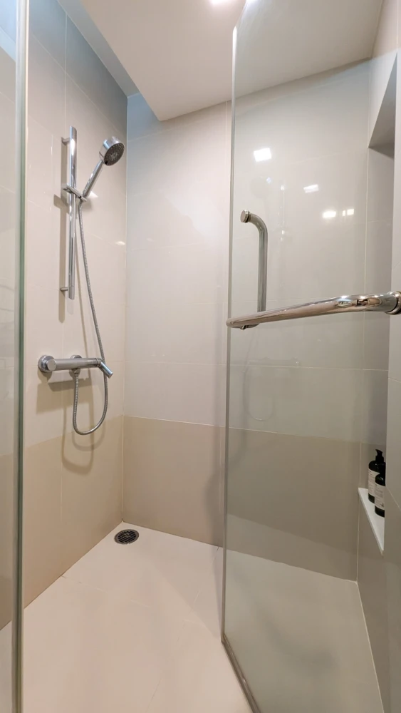 For rent: Focus @ Ploenchit. Beautiful room, furnished with high-quality furniture. Book now!