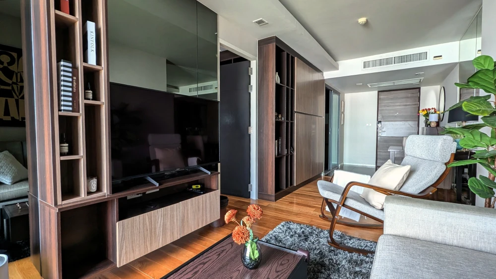 For rent: Focus @ Ploenchit. Beautiful room, furnished with high-quality furniture. Book now!