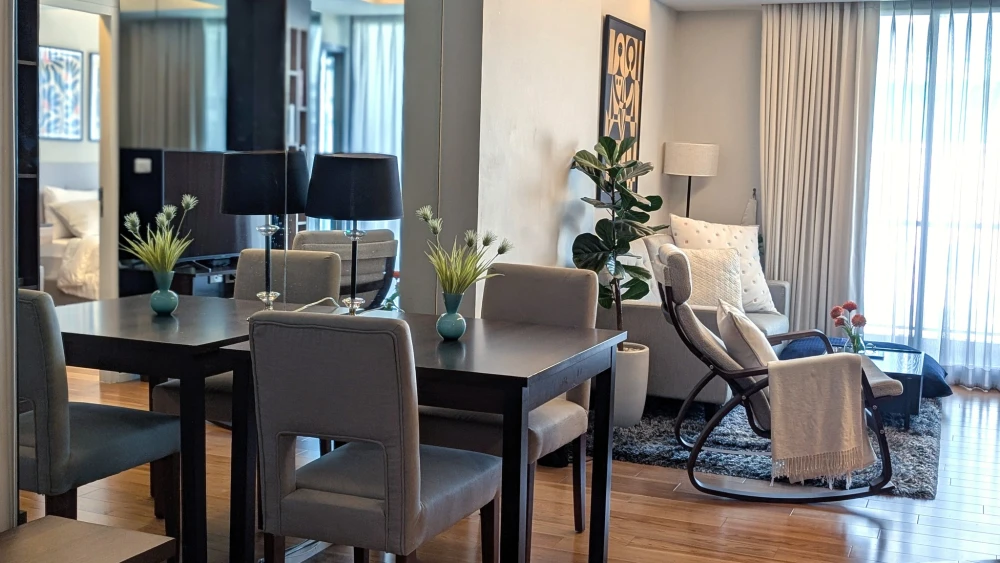 For rent: Focus @ Ploenchit. Beautiful room, furnished with high-quality furniture. Book now!