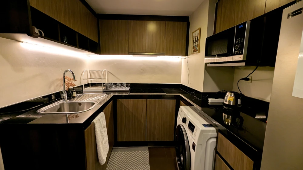 For rent: Focus @ Ploenchit. Beautiful room, furnished with high-quality furniture. Book now!