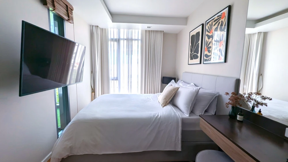 For rent: Focus @ Ploenchit. Beautiful room, furnished with high-quality furniture. Book now!