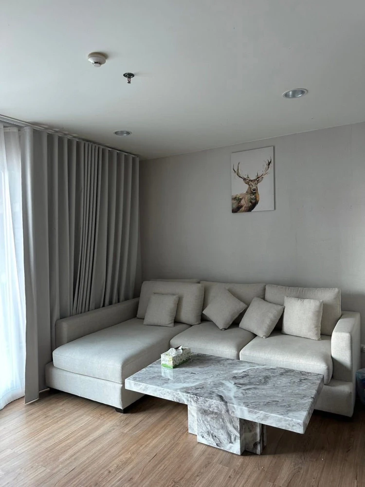 Selling Fuse Chan Sathon Condo. Ready to move in, fully furnished, high floor, good ventilation, spacious and comfortable. Book now!