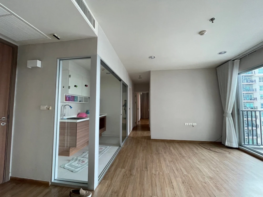 Selling Fuse Chan Sathon Condo. Ready to move in, fully furnished, high floor, good ventilation, spacious and comfortable. Book now!