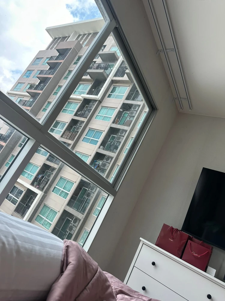 Selling Fuse Chan Sathon Condo. Ready to move in, fully furnished, high floor, good ventilation, spacious and comfortable. Book now!