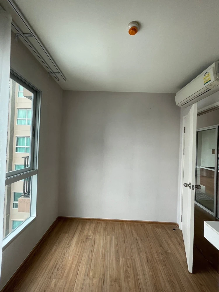 Selling Fuse Chan Sathon Condo. Ready to move in, fully furnished, high floor, good ventilation, spacious and comfortable. Book now!