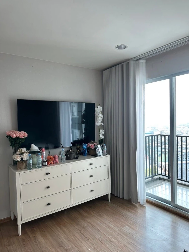 Selling Fuse Chan Sathon Condo. Ready to move in, fully furnished, high floor, good ventilation, spacious and comfortable. Book now!
