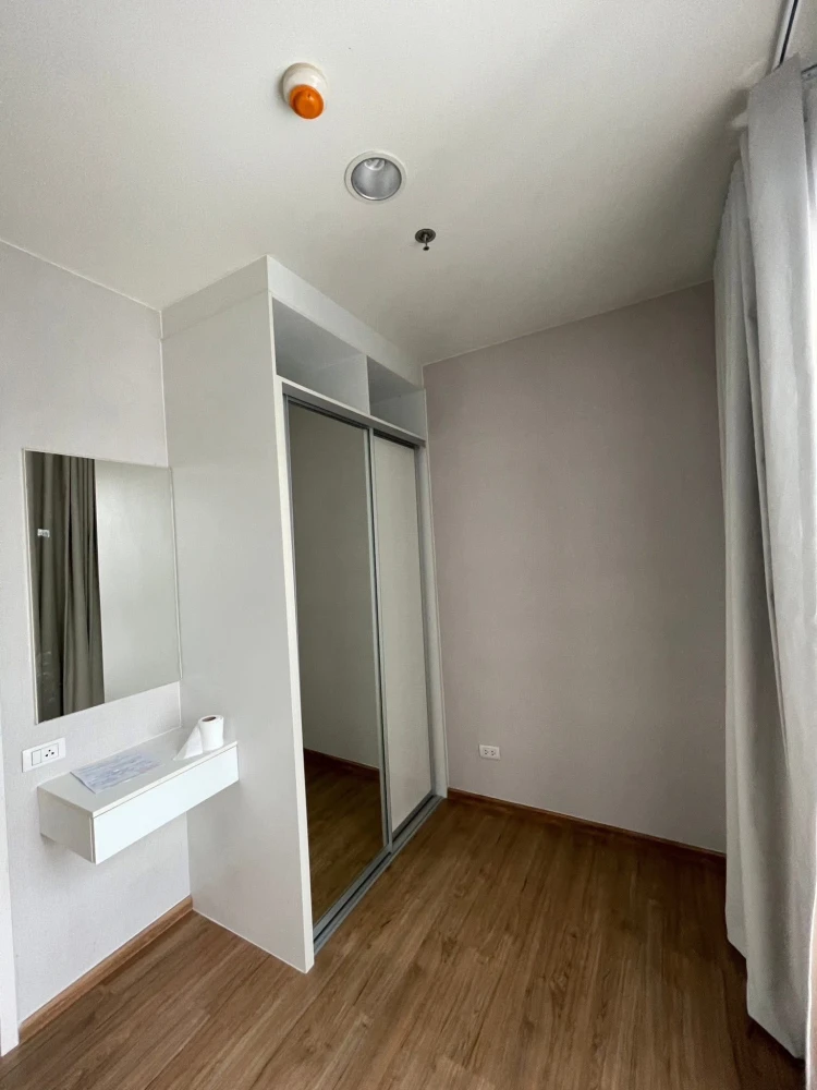 Selling Fuse Chan Sathon Condo. Ready to move in, fully furnished, high floor, good ventilation, spacious and comfortable. Book now!