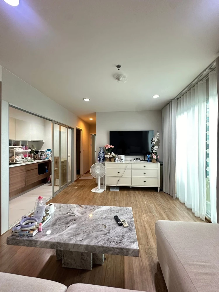 Selling Fuse Chan Sathon Condo. Ready to move in, fully furnished, high floor, good ventilation, spacious and comfortable. Book now!
