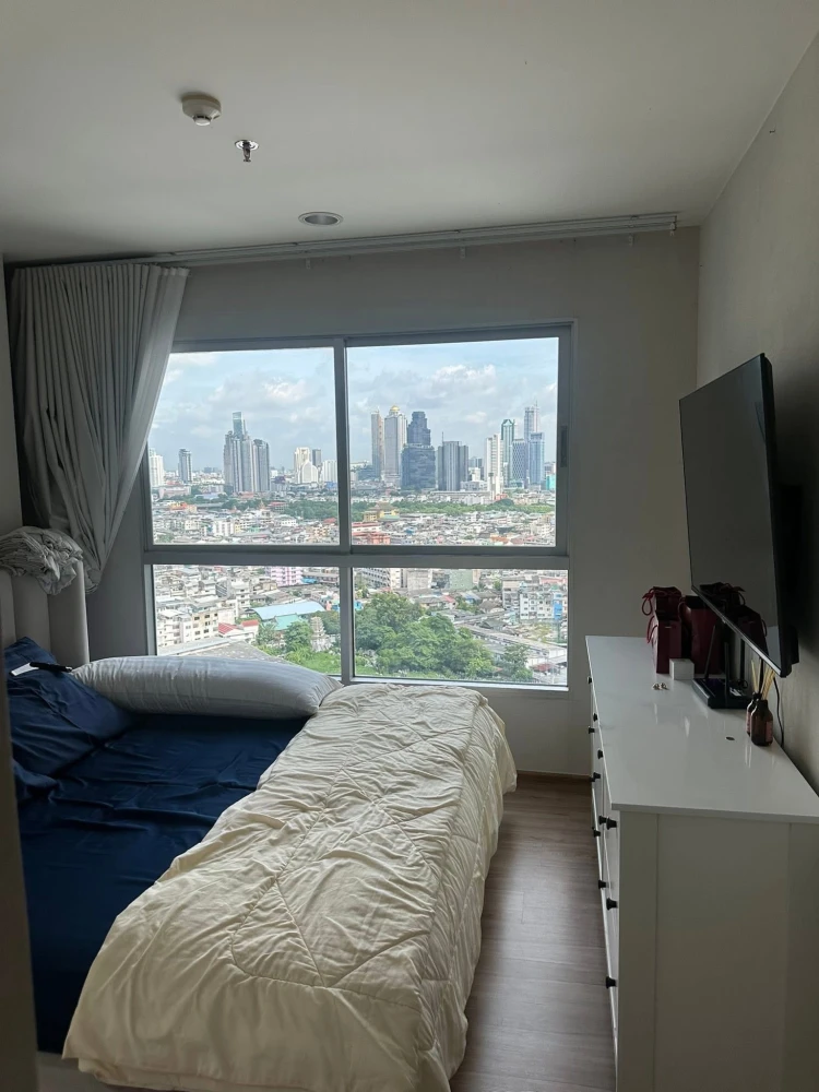 Selling Fuse Chan Sathon Condo. Ready to move in, fully furnished, high floor, good ventilation, spacious and comfortable. Book now!