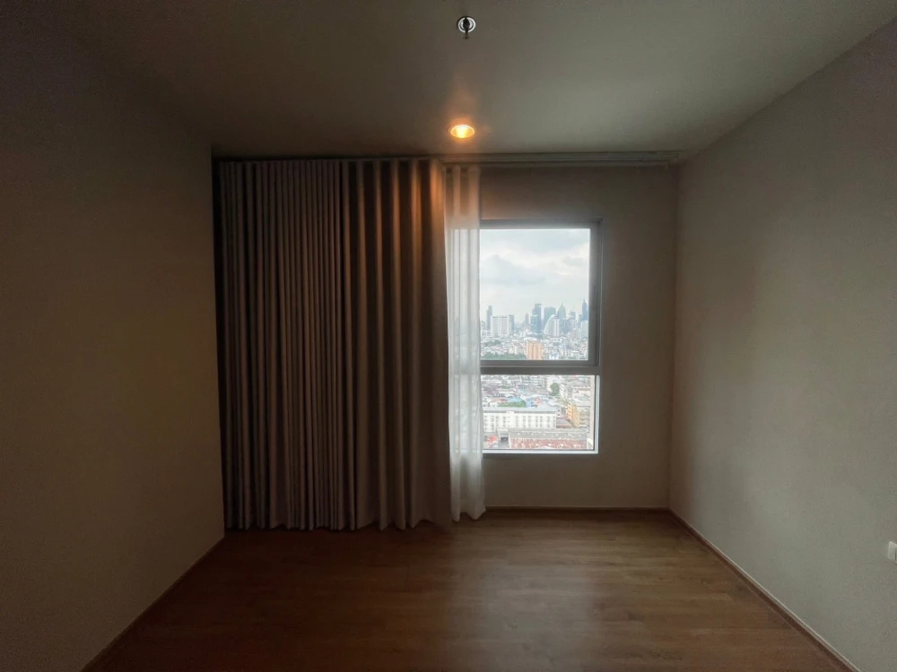Selling Fuse Chan Sathon Condo. Ready to move in, fully furnished, high floor, good ventilation, spacious and comfortable. Book now!