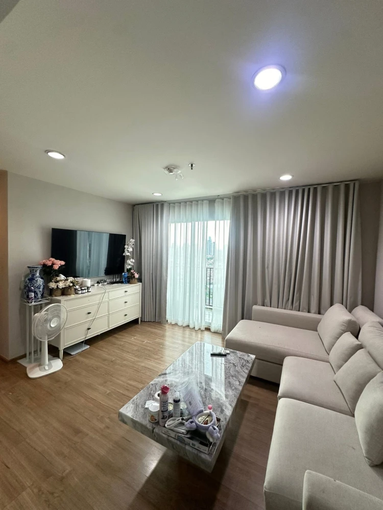 Selling Fuse Chan Sathon Condo. Ready to move in, fully furnished, high floor, good ventilation, spacious and comfortable. Book now!