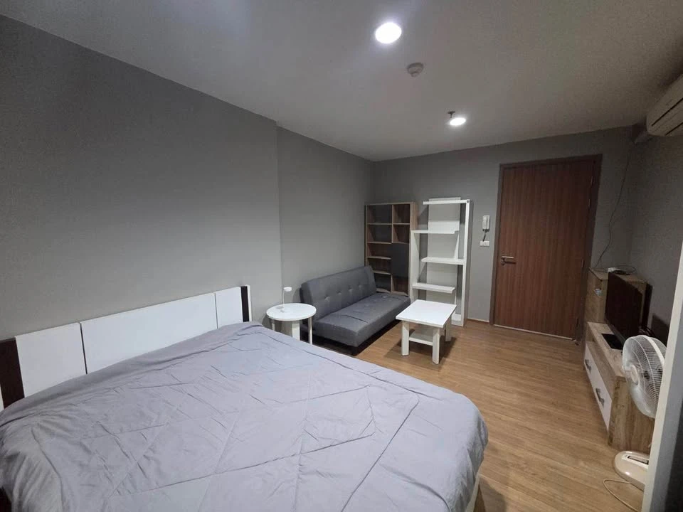For rent: Fuse Chan Sathorn, a nice room on the 17th floor, fully furnished and equipped with appliances. Just bring your bags and move in!