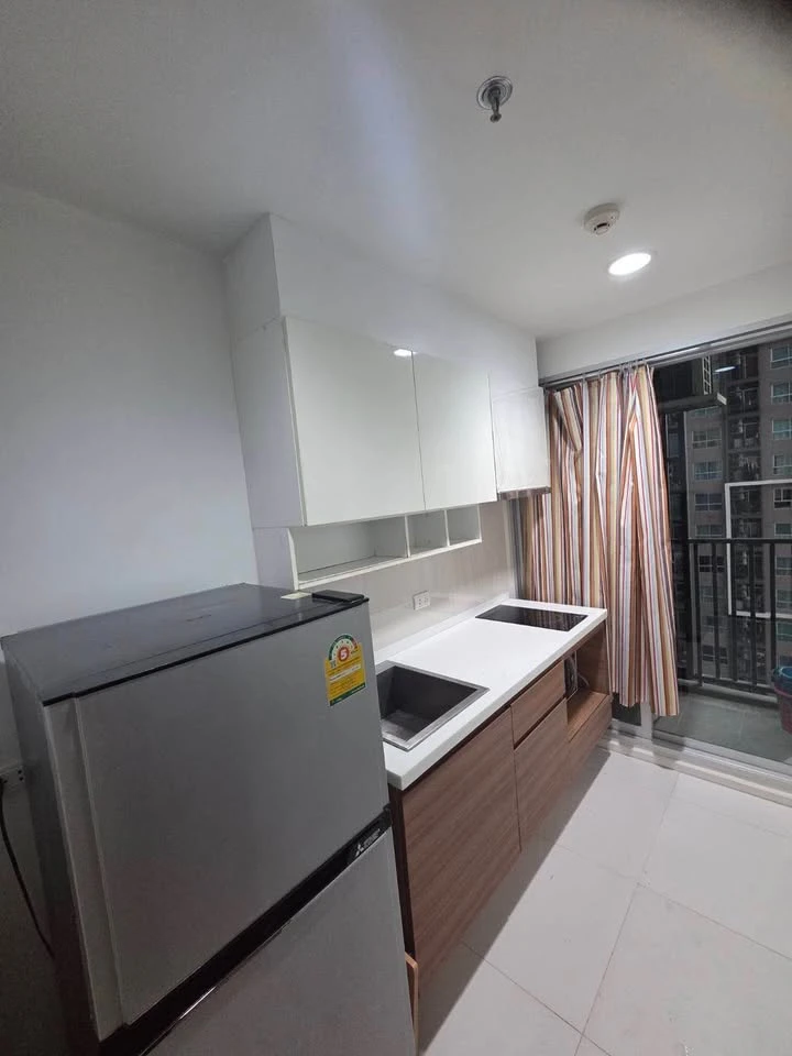 For rent: Fuse Chan Sathorn, a nice room on the 17th floor, fully furnished and equipped with appliances. Just bring your bags and move in!