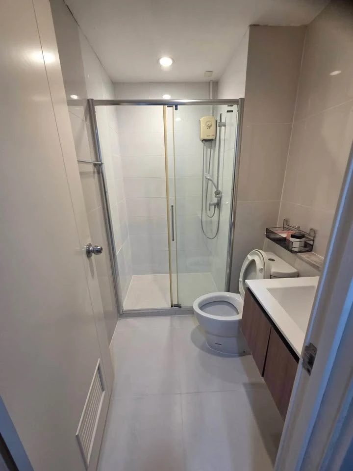 For rent: Fuse Chan Sathorn, a nice room on the 17th floor, fully furnished and equipped with appliances. Just bring your bags and move in!