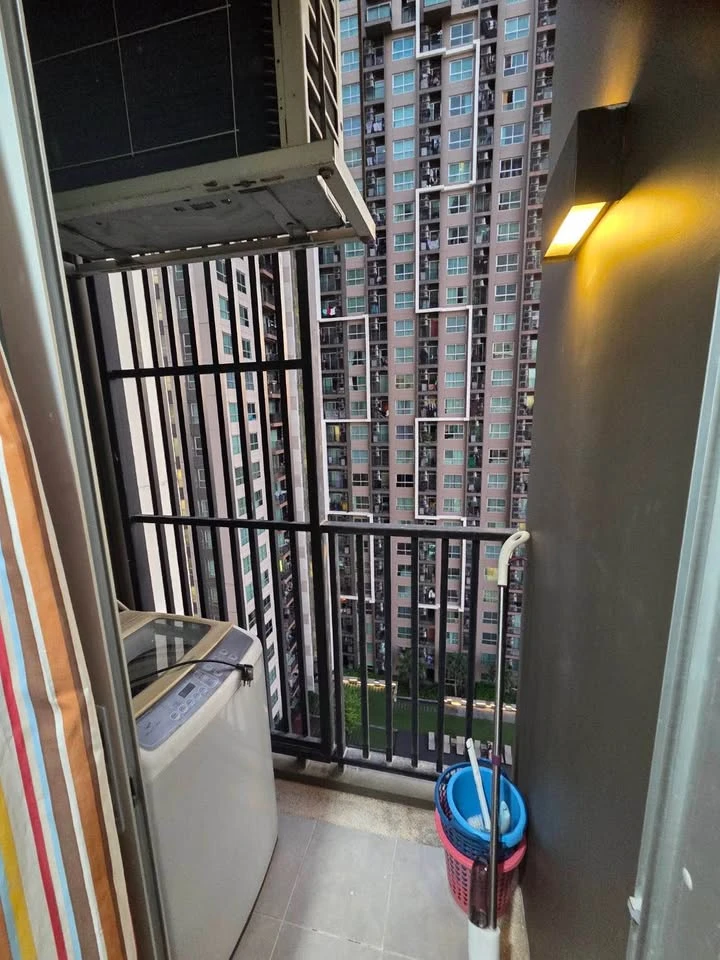 For rent: Fuse Chan Sathorn, a nice room on the 17th floor, fully furnished and equipped with appliances. Just bring your bags and move in!
