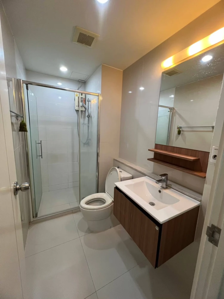 For rent: Fuse Chan Sathorn. Nice, spacious room with full furnishings. Book now!