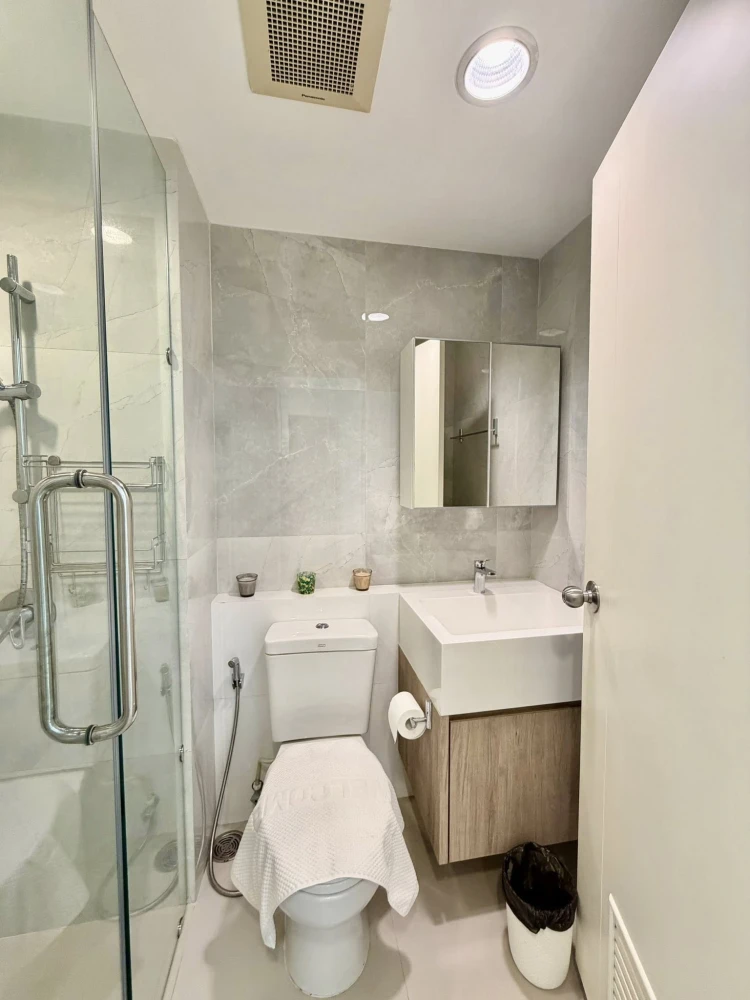 For rent: Fuse Mobius Ramkhamhaeng, 2 bedrooms, 2 bathrooms, 20th floor, pool view. Don't miss out!