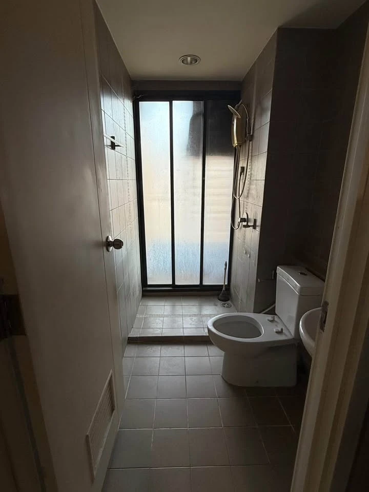 For rent: Fuse Mobius Ramkhamhaeng Station, ready to move in, fully furnished, affordable price, just bring your suitcase and move in. Hurry and reser