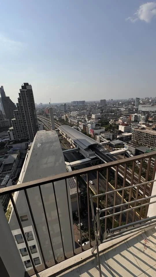 For rent: FUSE Sathorn – Taksin, high floor unit with good ventilation, fully furnished, corner unit. Book now before it's too late!