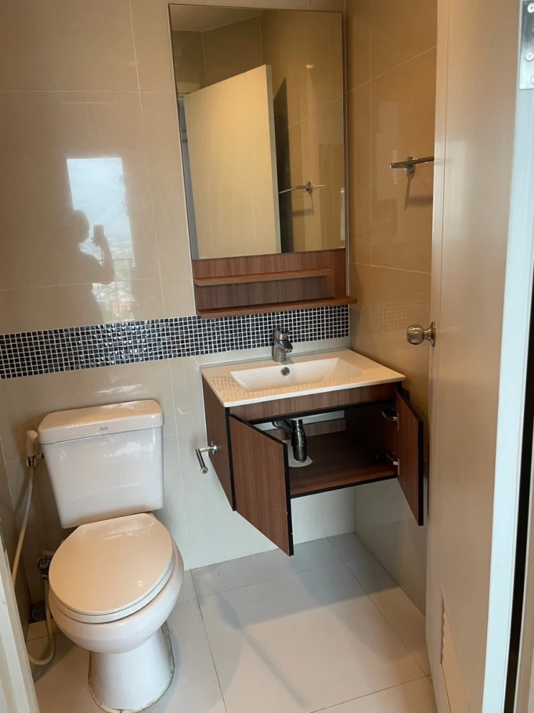 For rent: Fuse Sense Bangkae, 19th floor, fully furnished room, move in with your bags immediately. Book now, don't wait.