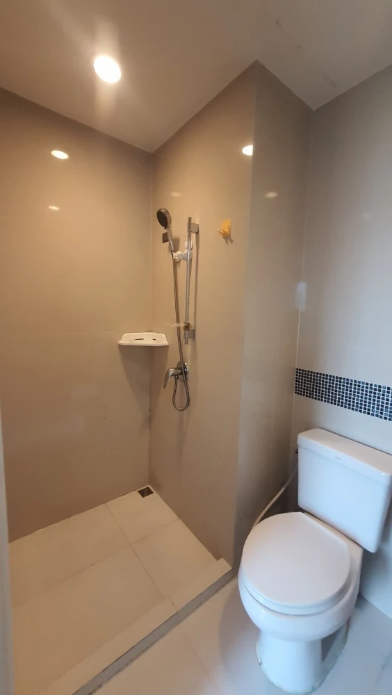 For rent: Fuse Sense Bangkae, 19th floor, fully furnished room, move in with your bags immediately. Book now, don't wait.
