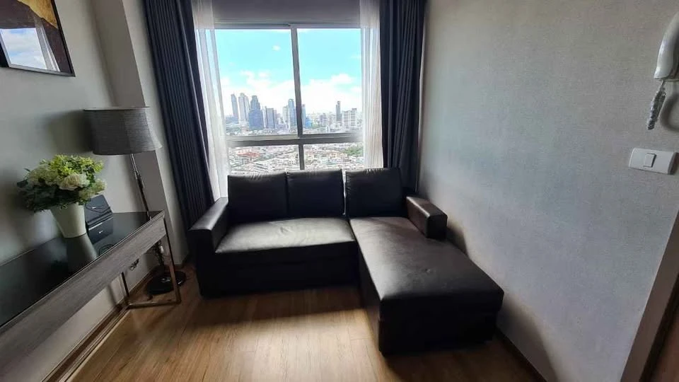 For rent: Fuse Chan-Sathorn, corner unit with windows on both sides, high privacy, built-in furniture everywhere. Reserve now!