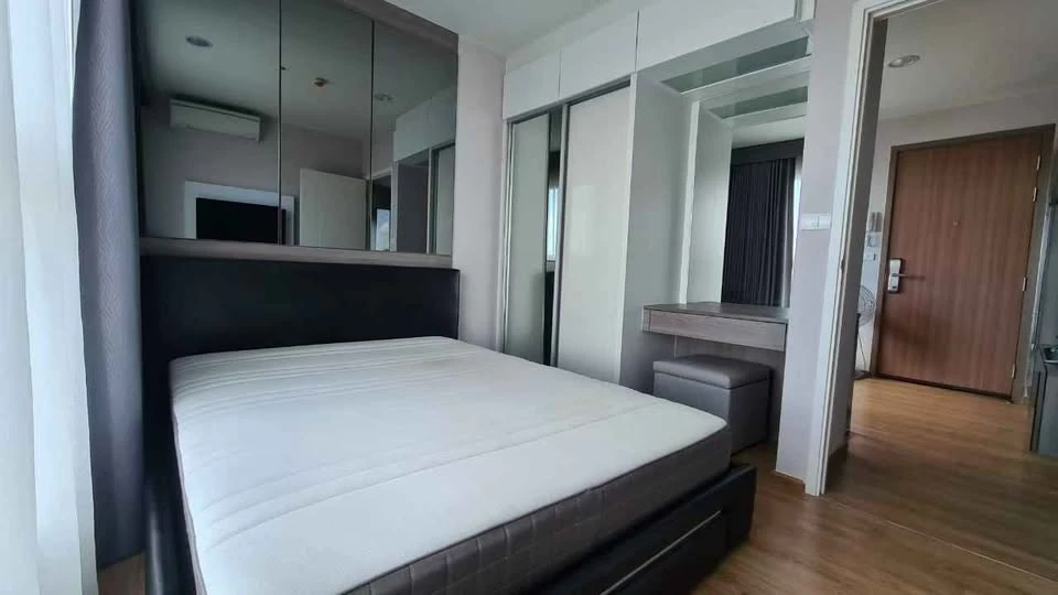 For rent: Fuse Chan-Sathorn, corner unit with windows on both sides, high privacy, built-in furniture everywhere. Reserve now!