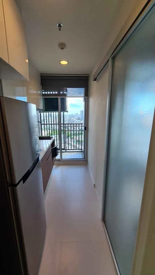 For rent: Fuse Chan-Sathorn, corner unit with windows on both sides, high privacy, built-in furniture everywhere. Reserve now!