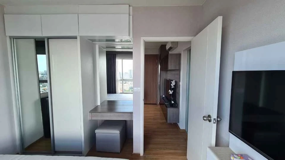 For rent: Fuse Chan-Sathorn, corner unit with windows on both sides, high privacy, built-in furniture everywhere. Reserve now!