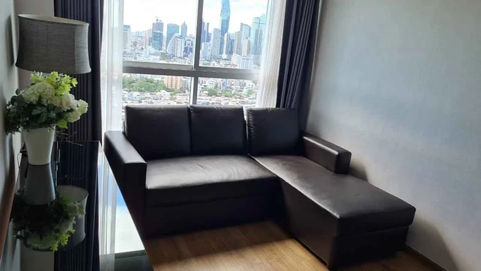 For rent: Fuse Chan-Sathorn, corner unit with windows on both sides, high privacy, built-in furniture everywhere. Reserve now!