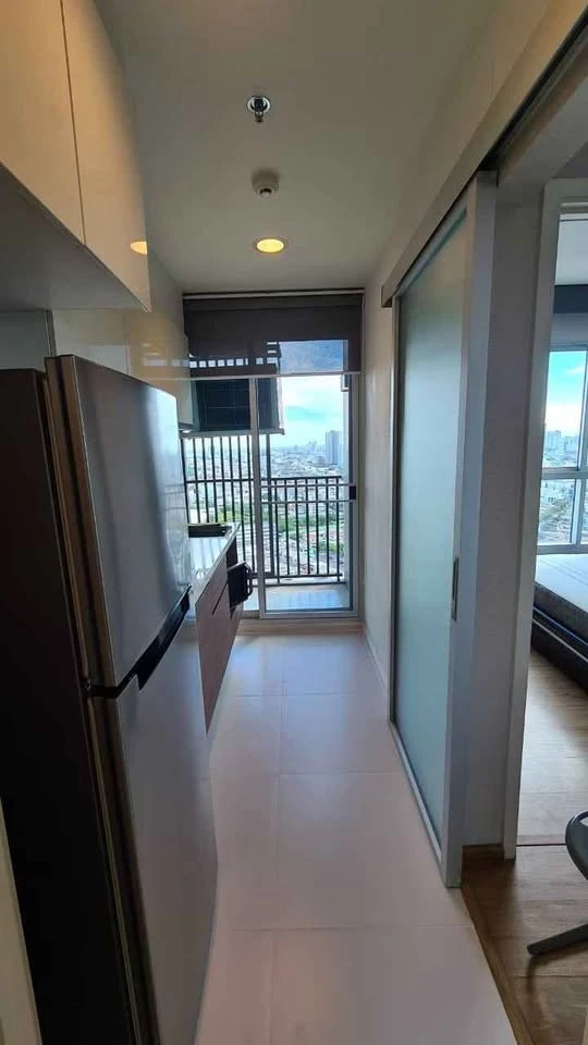For rent: Fuse Chan-Sathorn, corner unit with windows on both sides, high privacy, built-in furniture everywhere. Reserve now!