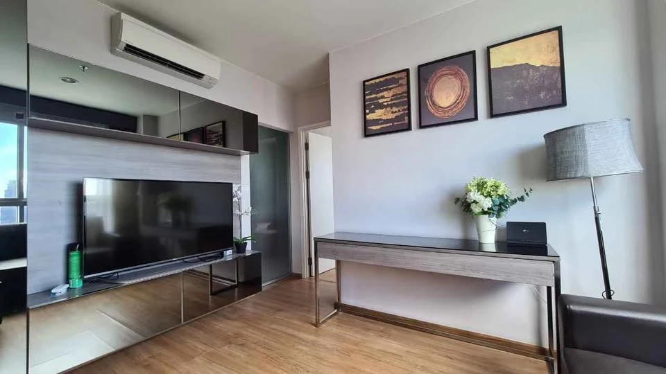 For rent: Fuse Chan-Sathorn, corner unit with windows on both sides, high privacy, built-in furniture everywhere. Reserve now!